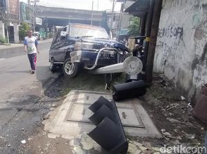 Sopir Ngantuk, Mobil Muat 7 Orang Tabrak Traffic Light di Surabaya