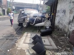 Sopir Ngantuk, Mobil Muat 7 Orang Tabrak Traffic Light di Surabaya