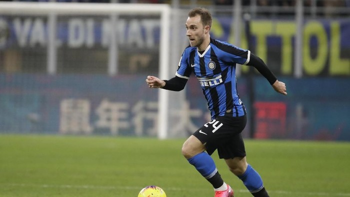 Inter Milans Christian Eriksen controls the ball during an Italian Cup quarter finals soccer match between Inter Milan and Fiorentina at the San Siro stadium, in Milan, Italy, Wednesday, Jan. 29, 2020. (AP Photo/Luca Bruno)