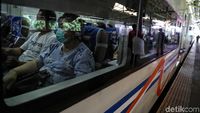 PT KAI Bagi-bagi Masker Cegah Virus Corona di Gambir