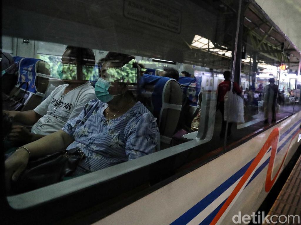 Segini Penuhnya Penumpang Kereta Api di Puncak Arus Balik Akhir Tahun Segini Penuhnya Penumpang Kereta Api di Puncak Arus Balik Akhir Tahun