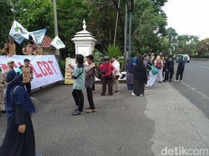 Usai Audiensi dengan Pemkot Depok, Massa Tolak LGBT Bubar