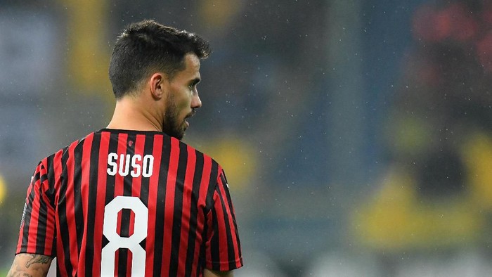PARMA, ITALY - DECEMBER 01:  Suso of AC Milan  looks on during the Serie A match between Parma Calcio and AC Milan at Stadio Ennio Tardini on December 1, 2019 in Parma, Italy.  (Photo by Alessandro Sabattini/Getty Images)