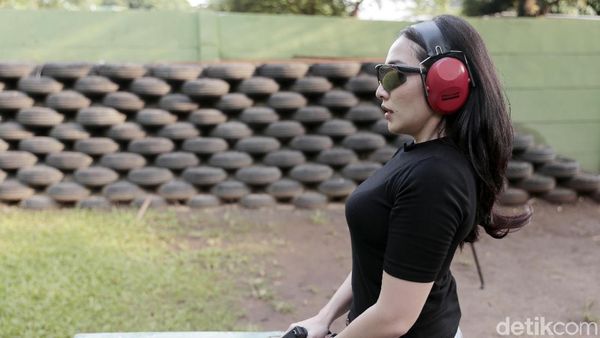 Dor! Mau Ditembak Manda Cello?