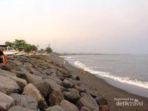 Ke Pantai Lebih Gianyar Bali, Ada Apa di Sana?