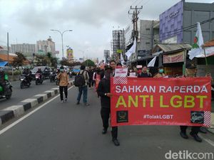Demo Minta Raperda Anti-LGBT Disahkan, Massa Long March ke Kantor Walkot Depok