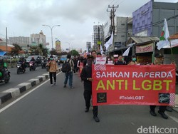 Demo Minta Raperda Anti-LGBT Disahkan, Massa Long March ke Kantor Walkot Depok