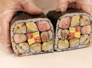 Sushi Roll Keberuntungan, Ukurannya Jumbo dengan Isian 9 Sushi Roll Mini! Sushi Roll Keberuntungan, Ukurannya Jumbo dengan Isian 9 Sushi Roll Mini!