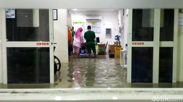 Potret RS Islam Wonokromo yang Tergenang 15 Cm