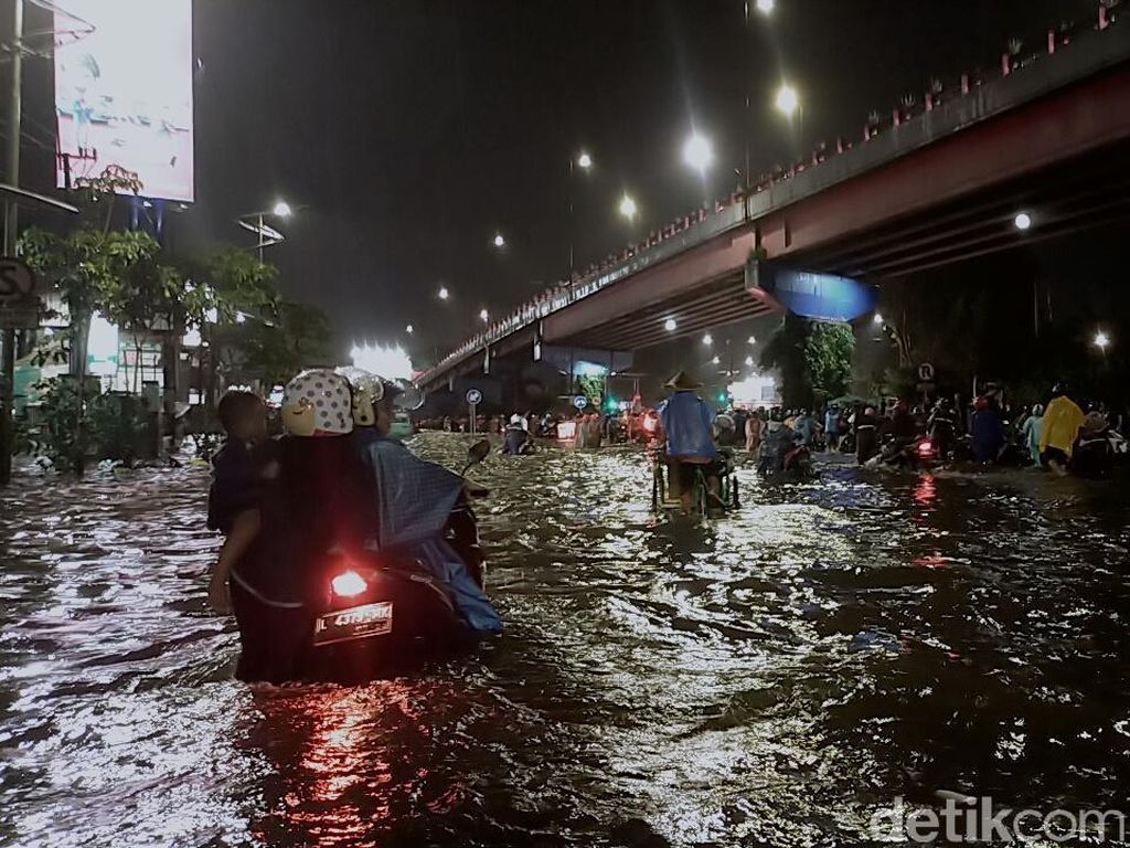 Seekstrem Apa Sih Hujan yang Banjiri Surabaya Kemarin Seekstrem Apa Sih Hujan yang Banjiri Surabaya Kemarin