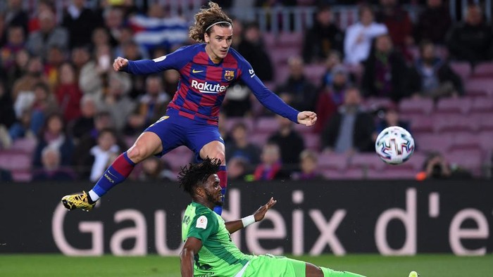 BARCELONA, SPAIN - JANUARY 30:   Antoine Griezmann of FC Barcelona and Chidozie Awaziem of CD Leganes fight for the ball during the Copa del Rey Round of 16 match between FC Barcelona and CD Leganes at Camp Nou on January 30, 2020 in Barcelona, Spain. (Photo by Alex Caparros/Getty Images)