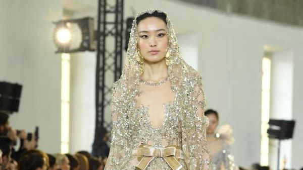 10 Inspirasi Gaun Pengantin Putih dan Emas karya Elie Saab