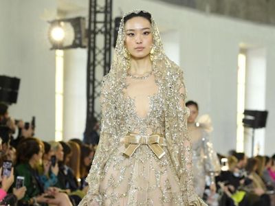 10 Inspirasi Gaun Pengantin Putih dan Emas karya Elie Saab