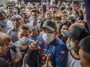 Warga Filipina Berbondong-bondong Berburu Masker
