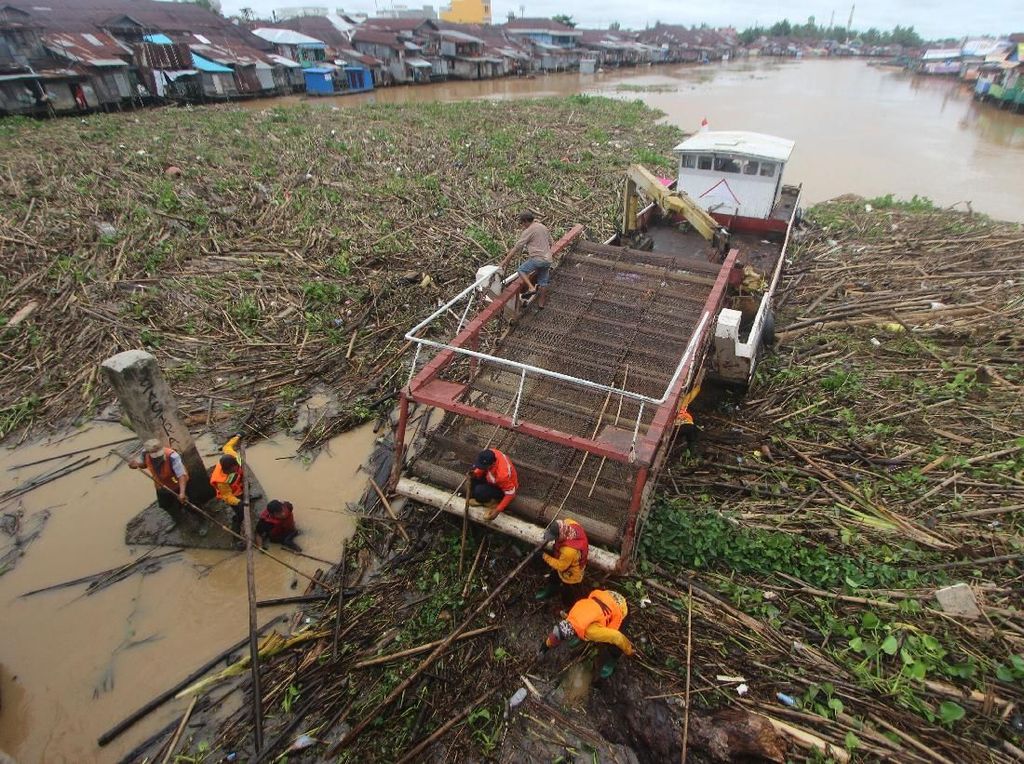 Sampah yang Ganggu Transportasi Sungai di Kalsel Dibersihkan Sampah yang Ganggu Transportasi Sungai di Kalsel Dibersihkan