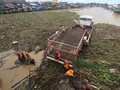 Sampah yang Ganggu Transportasi Sungai di Kalsel Dibersihkan