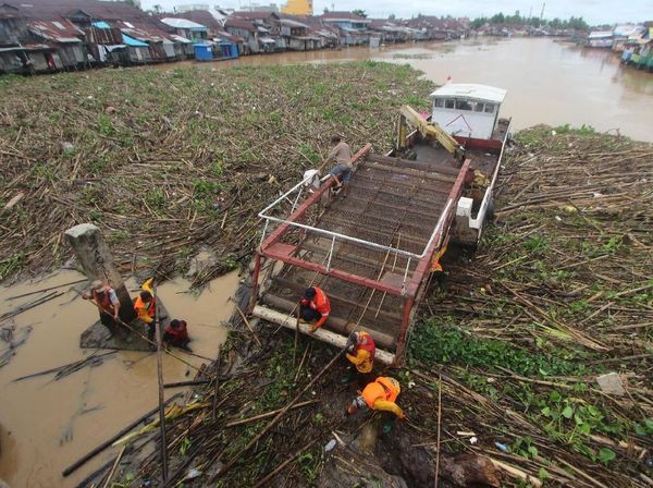 Sampah yang Ganggu Transportasi Sungai di Kalsel Dibersihkan