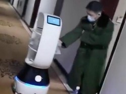 Aksi Robot Bantu Hadapi Kekacauan Akibat Virus Corona