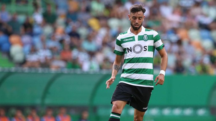 LISBON, PORTUGAL - AUGUST 5: Bruno Fernandes of Sporting CP in action during the Pre-Season Friendly match between Sporting CP and Empoli FC at Estadio Jose Alvalade on August 5, 2018 in Lisbon, Portugal.  (Photo by Gualter Fatia/Getty Images)