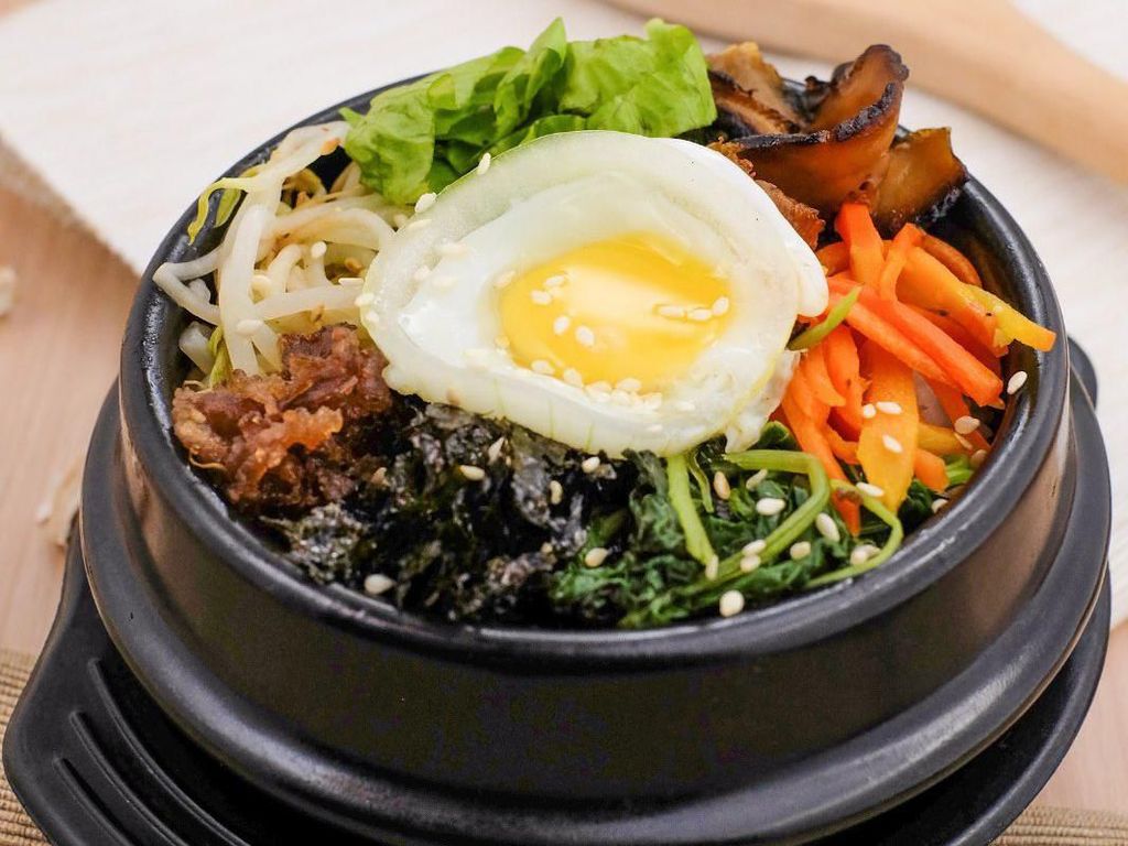 Lihat Orang Korea Racik Bibimbap, Netizen Sebut Mirip Sego Goreng Lihat Orang Korea Racik Bibimbap, Netizen Sebut Mirip Sego Goreng