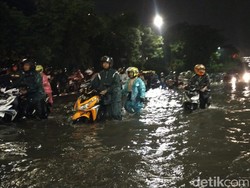 Seputar Banjir yang Sempat Lumpuhkan Surabaya, Risma Pun Turun Tangan