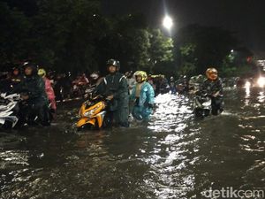 Seputar Banjir yang Sempat Lumpuhkan Surabaya, Risma Pun Turun Tangan Seputar Banjir yang Sempat Lumpuhkan Surabaya, Risma Pun Turun Tangan