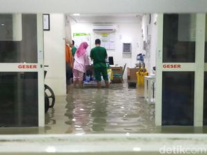 Air Setinggi 15 Cm Menggenangi IGD Rumah Sakit Islam Wonokromo
