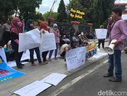Warga Demo DPRD dan Pemkot Mojokerto soal 8 Proyek Drainase Tak Tuntas