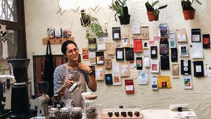 Main Film Temen Kondangan, Ini Gaya Keren Prisia Nasution Saat Racik Kopi