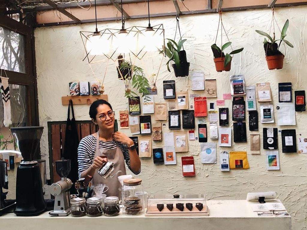 Main Film Temen Kondangan, Ini Gaya Keren Prisia Nasution Saat Racik Kopi Main Film Temen Kondangan, Ini Gaya Keren Prisia Nasution Saat Racik Kopi