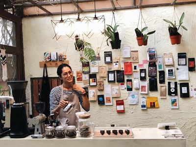 Main Film Temen Kondangan, Ini Gaya Keren Prisia Nasution Saat Racik Kopi