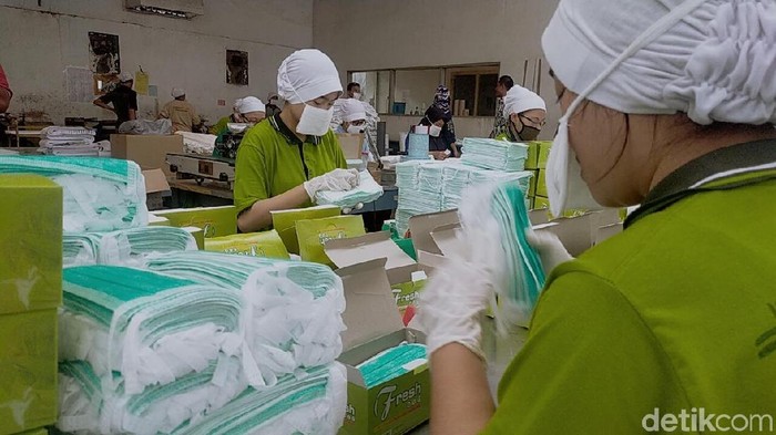 Mencari tahu cara pakai masker yang benar langsung ke pabriknya (Foto: Deny Prastyo Utomo) Mencari tahu cara pakai masker yang benar langsung ke pabriknya (Foto: Deny Prastyo Utomo)