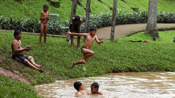 Keseruan Anak-anak Berenang di Waterpark Taman Langsat