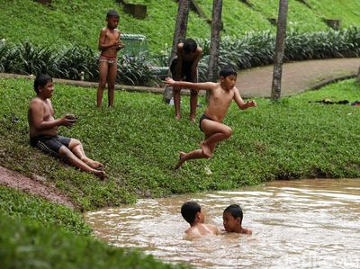 Keseruan Anak-anak Berenang di Waterpark Taman Langsat