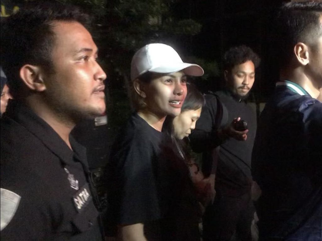 Nikita Mirzani Siap Hari Ini Diserahkan ke Kejaksaan Nikita Mirzani Siap Hari Ini Diserahkan ke Kejaksaan