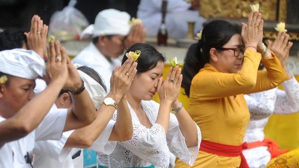 Warga Bali Sembahyang Agar Dijauhkan dari Virus Corona