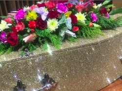 Dijual, Peti Mati Glitter Bagi yang Ingin Tetap Glamour di Pemakaman Sendiri