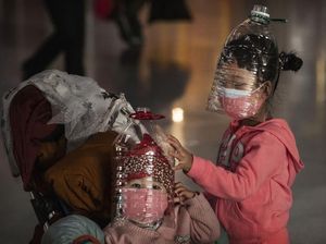 Cegah Virus Corona, Orang Pakai Helm Botol, Sawi dan Kulit Jeruk Cegah Virus Corona, Orang Pakai Helm Botol, Sawi dan Kulit Jeruk