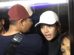 Mereka yang Tertawa saat Nikita Mirzani Dijemput Paksa Polisi Mereka yang Tertawa saat Nikita Mirzani Dijemput Paksa Polisi