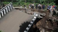 Jembatan Ambruk Diterjang Banjir Lumpur di Malang