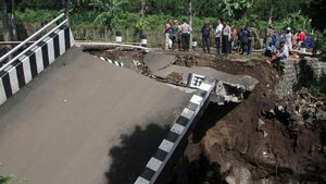 Jembatan Ambruk Diterjang Banjir Lumpur di Malang