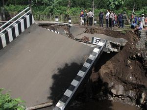 Jembatan Ambruk Diterjang Banjir Lumpur di Malang