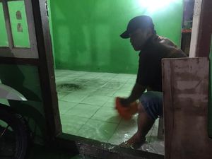 Air Hujan Mulai Masuk dan Merendam Puluhan Rumah di Surabaya