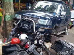 Mobil Kijang Seruduk 2 Kios Buah dan 6 Motor di Cimahi