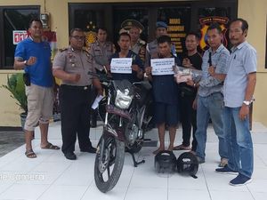 Apes! 2 Pria Ini Gagal Jambret Duit Puluhan Juta dan Babak Belur