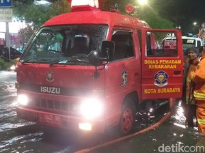 Mobil Damkar dan Tangki Dikerahkan Sedot Genangan di Jalanan Surabaya