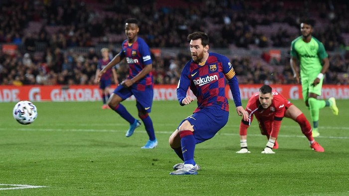 BARCELONA, SPAIN - JANUARY 30:   Lionel Messi of FC Barcelona scores the fifth goal during the Copa del Rey Round of 16 match between FC Barcelona and CD Leganes at Camp Nou on January 30, 2020 in Barcelona, Spain. (Photo by Alex Caparros/Getty Images)