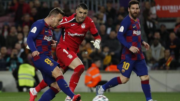 Barcelona's Arthur, left, kicks the ball to score his side's fourth goal during a Spanish Copa del Rey soccer match between Barcelona and Leganes at the Camp Nou stadium in Barcelona, Spain, Thursday, Jan. 30, 2020. (AP Photo/Joan Monfort)
