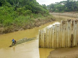 Penampakan Dinding Turap Ilegal di Sungai Cibeet