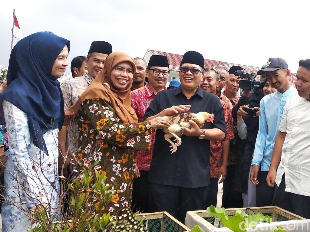 Wali Kota Bandung Sebut Anak-anak Bahagia dengan Program Chickenisasi Wali Kota Bandung Sebut Anak-anak Bahagia dengan Program Chickenisasi